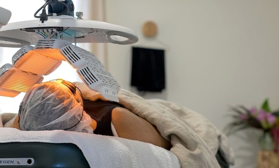 skin clinic client receiving in-clinic LED light therapy treatment